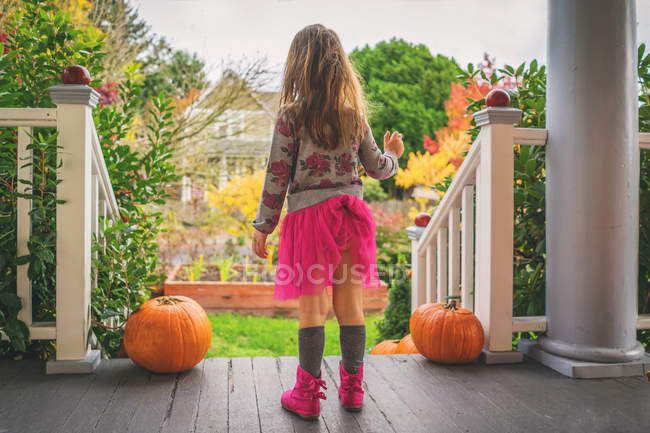 Menina com saia enfiada em sua roupa interior — Fotografia de Stock