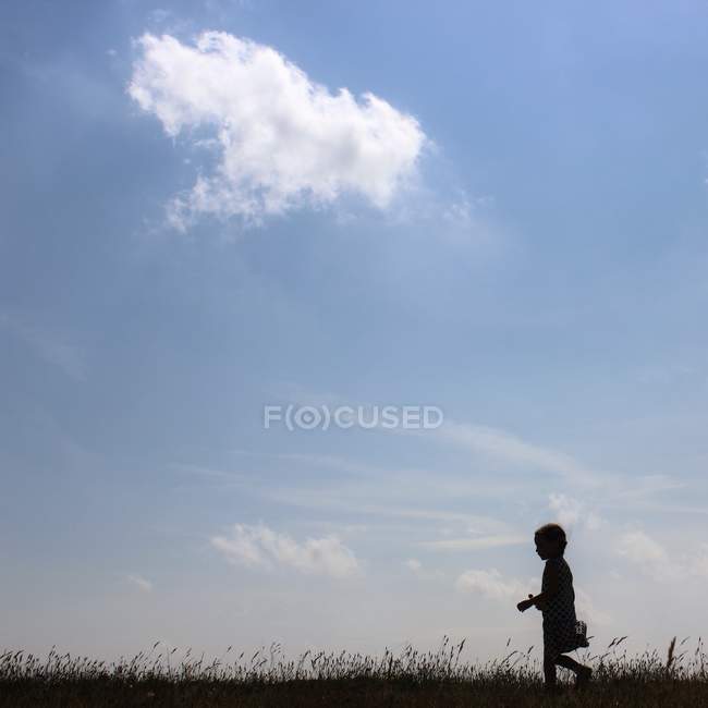 Маленькая девочка ходит по траве — стоковое фото