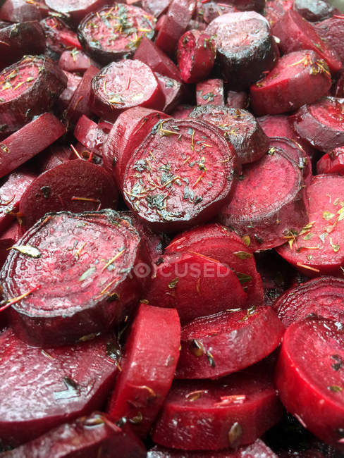 Baked beetroot with balsamic vinegar — Stock Photo