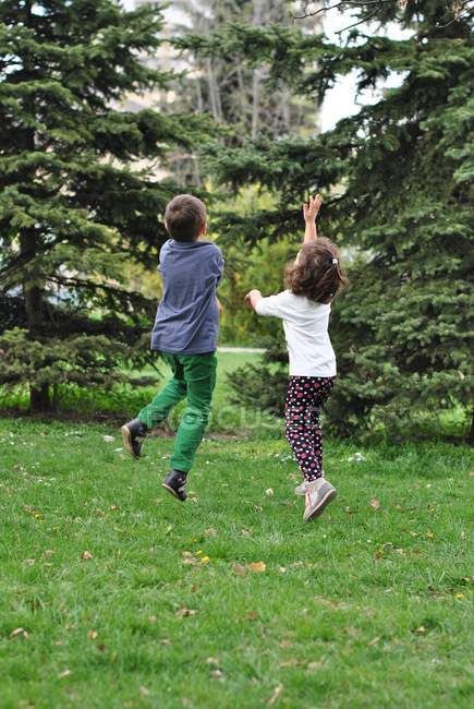 Boy and girl jumping — Stock Photo