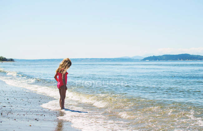 Nettes Mädchen, das am Meer steht — Stockfoto