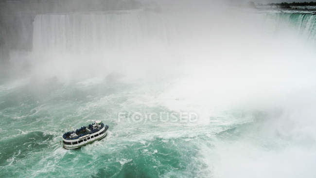 Tourist boat at Niagara Falls — Stock Photo