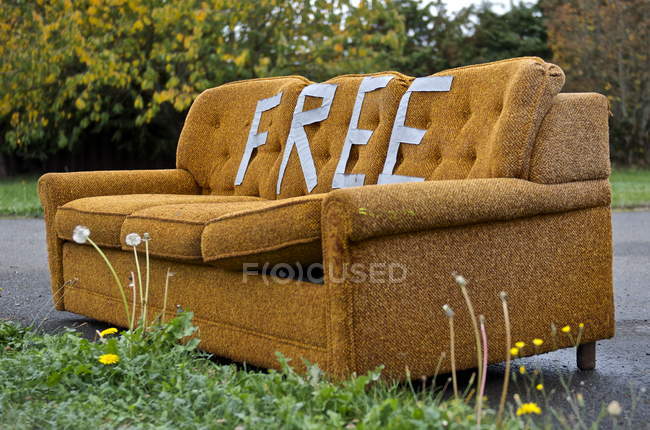 Old abandoned sofa for free — Stock Photo