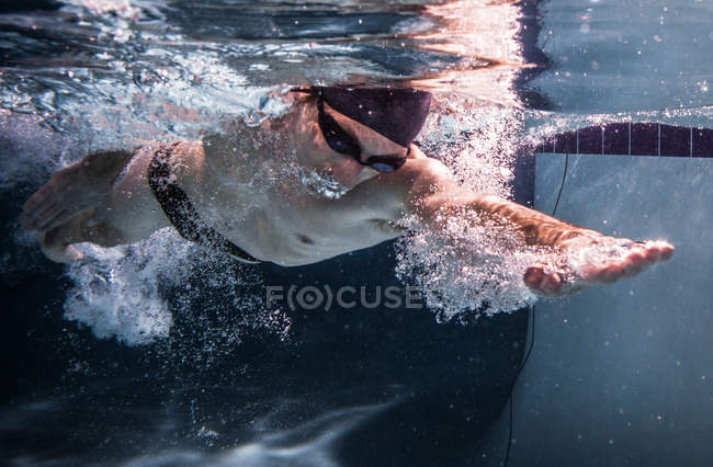 Homem nadando na piscina — Fotografia de Stock