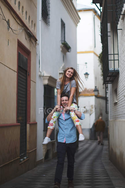 Felice coppia a piedi sulla strada urbana — Foto stock