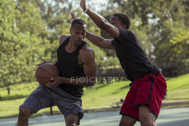 Чоловіки грають у баскетбол у парку — стокове фото