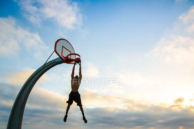 Hombre jugando baloncesto en el parque - foto de stock