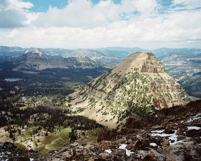Вид с воздуха на горы и долины — стоковое фото