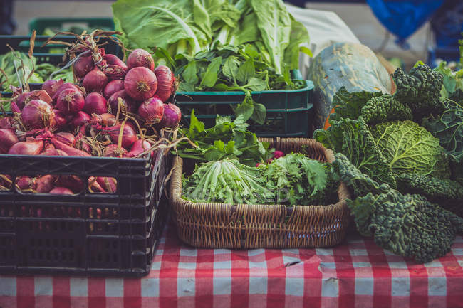Овочі на місцевому фермерському ринку — стокове фото