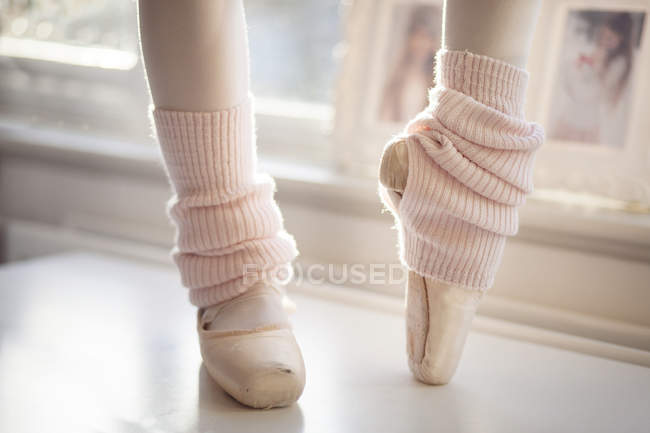 Ballerinas Füße in Spitzenschuhen — Stockfoto