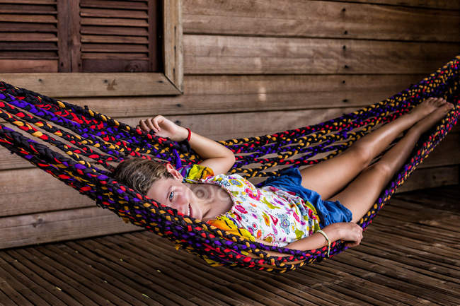 Підлітка дівчина лежав у гамаку — стокове фото