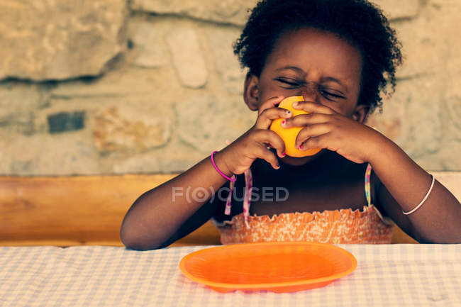 Menina americana africana comendo frutas — Fotografia de Stock