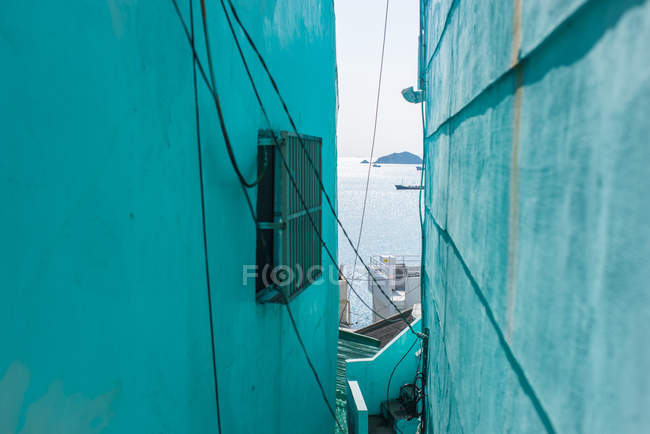 Sea between two turquoise houses — Stock Photo