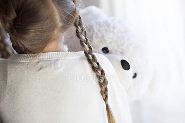 Дівчинка обіймає Тедді Ведмедя — стокове фото