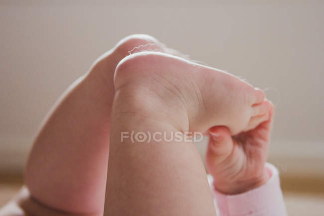 Pequeños pies de bebé - foto de stock