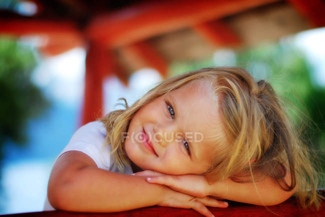 Porträt eines kleinen Mädchens, das lächelt — Stockfoto