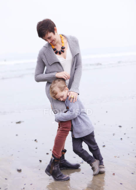 Madre e hijo en la playa - foto de stock