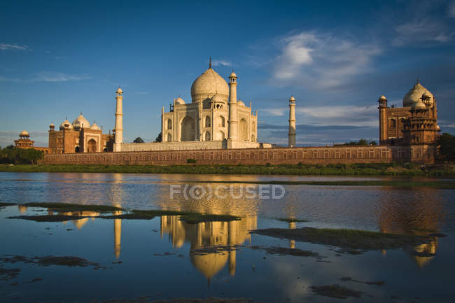 Taj mahal reflektiert im Fluss — Stockfoto