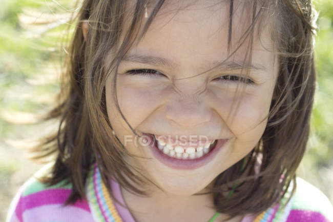 Ragazzina sorridente alla macchina fotografica — Foto stock