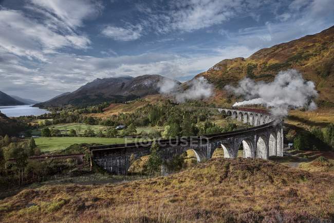 Jacobite express überquert glenfinnan viadukt — Stockfoto