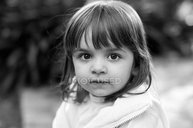 Girl with beautiful eyes looking at camera — Stock Photo