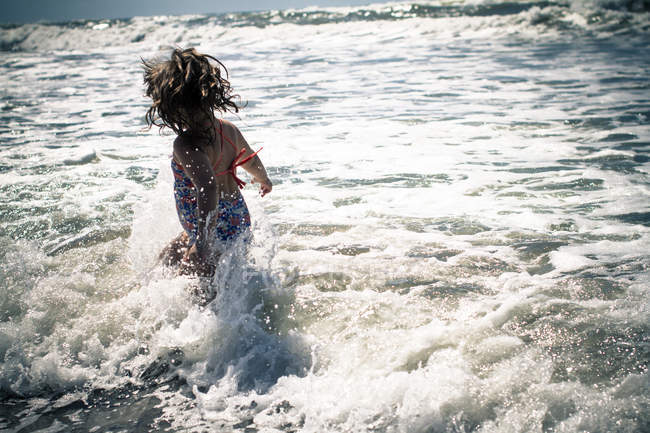 Girl playing in sea — Stock Photo