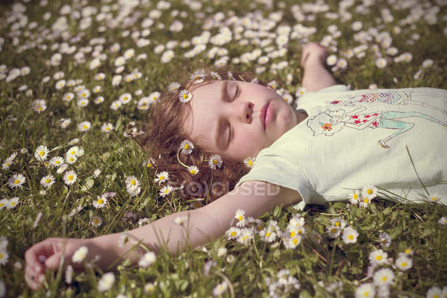 Fille couché sur l'herbe — Photo de stock
