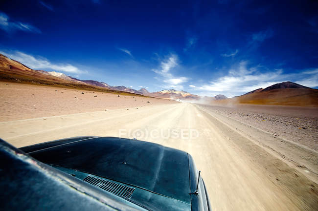 Voiture traversant le désert — Photo de stock