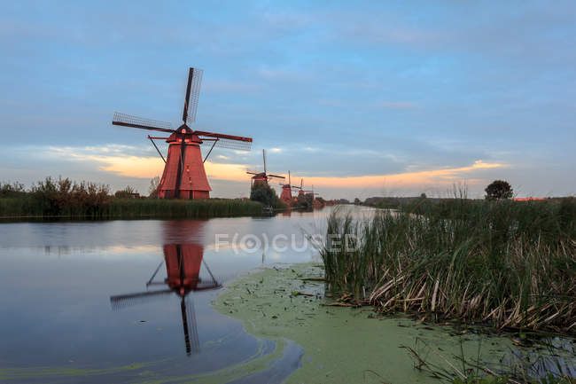 Moinhos de vento Kinderdijk à luz solar — Fotografia de Stock
