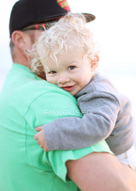 Pai carregando filho — Fotografia de Stock