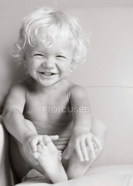 Niño sonriendo a la cámara - foto de stock