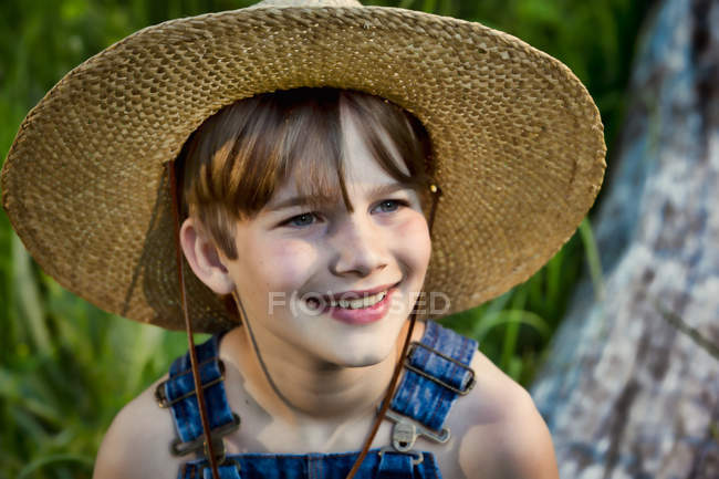 Boy wearing straw hat and smiling — Stock Photo