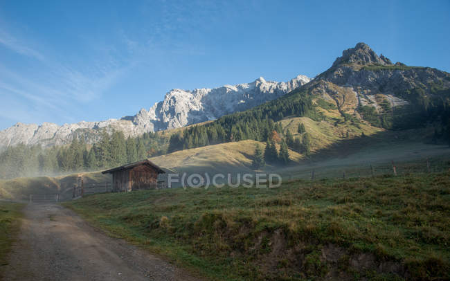 Невелика альпійська каюта в осінній день — стокове фото