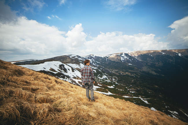 Man standing in field and looking at view — Stock Photo