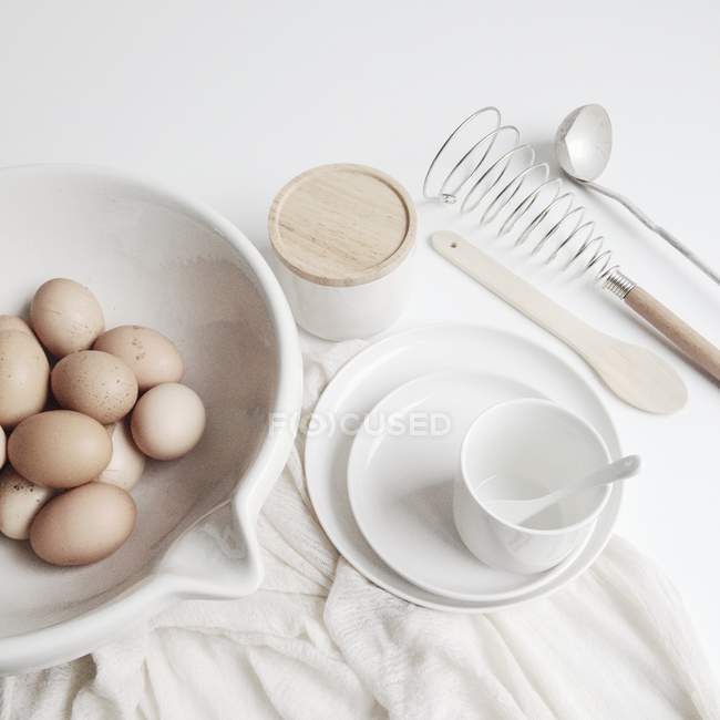 Huevos y utensilios de cocina - foto de stock