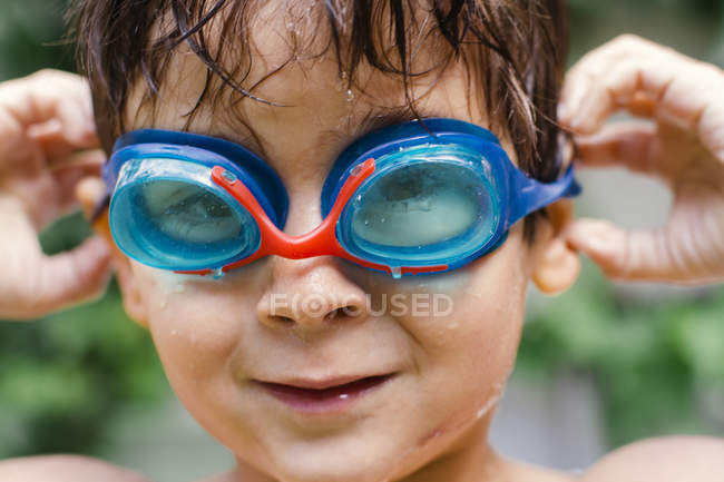 Niño usando gafas de natación - foto de stock