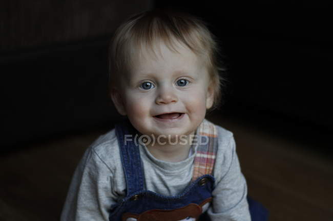 Маленький хлопчик посміхається на камеру — стокове фото