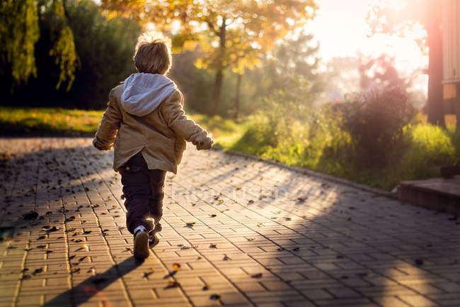Menino correndo no parque — Fotografia de Stock