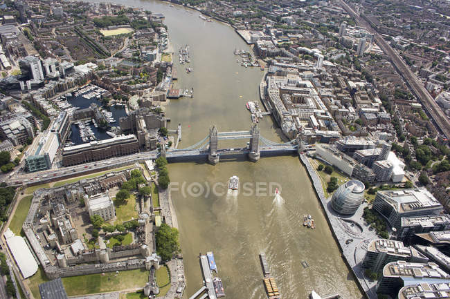 Tower Bridge e città — Foto stock