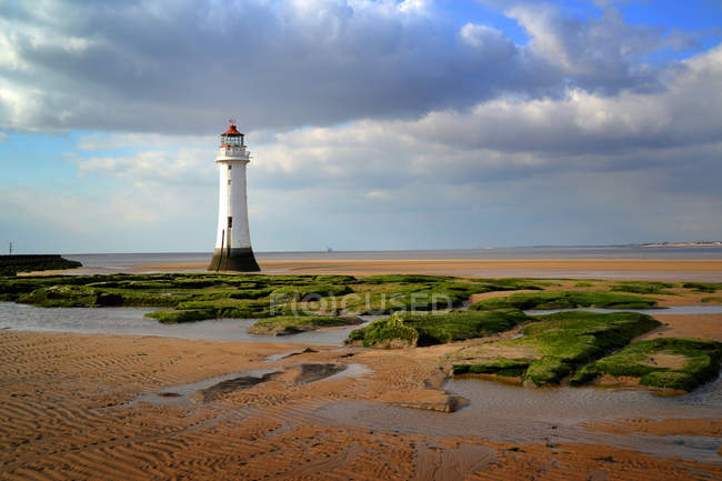 Lighthouse on shore line — Stock Photo
