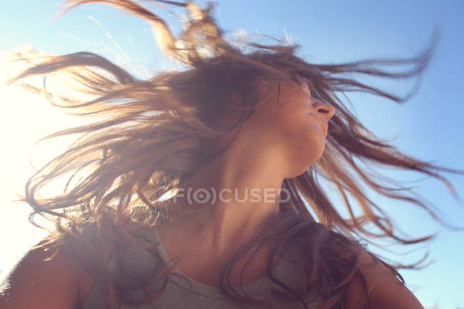 Femme jetant les cheveux — Photo de stock