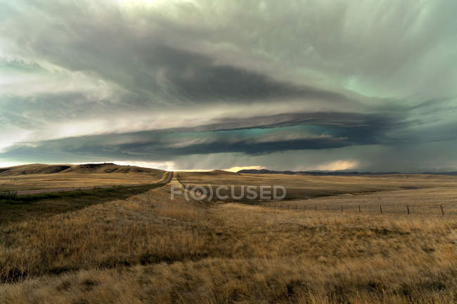 Nubi temporalesche sopra il campo — Foto stock