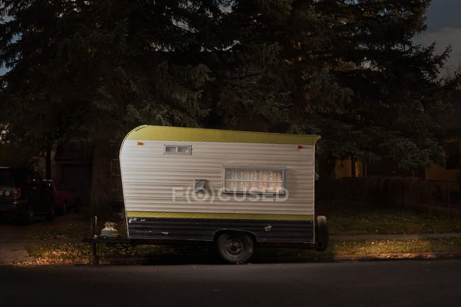 Travel trailer on street — Stock Photo