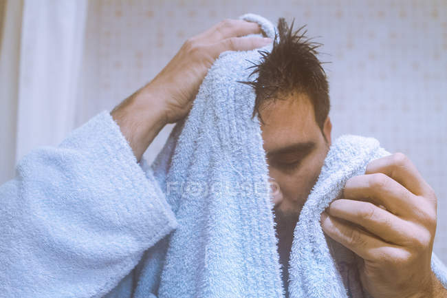 Homem de secagem rosto com toalha — Fotografia de Stock