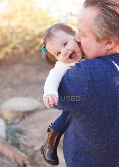 Padre besando hija - foto de stock