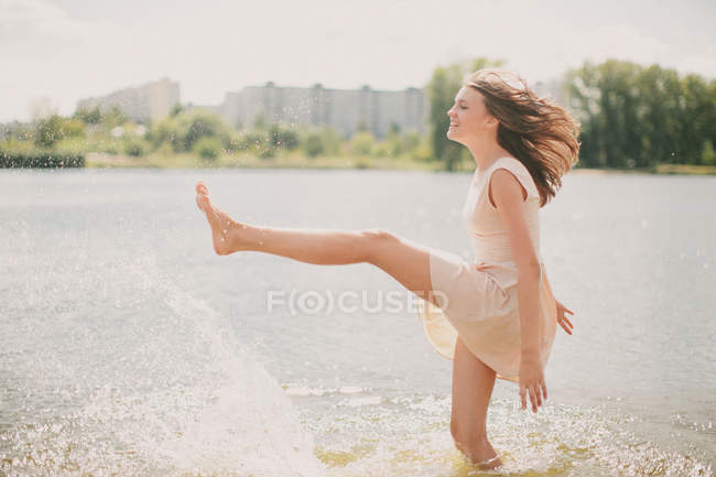 Girl playing with water — Stock Photo