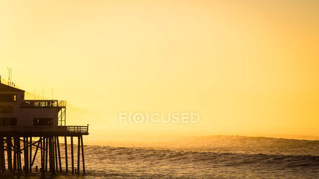 Stati Uniti, California, Contea di Los Angeles, Malibu, Silhouette del molo al tramonto — Foto stock