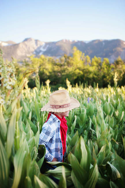 Boy dressed as cowboy outdoors — Stock Photo