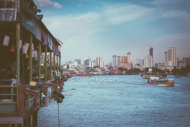 Harbor with skyline in Bangkok — Stock Photo