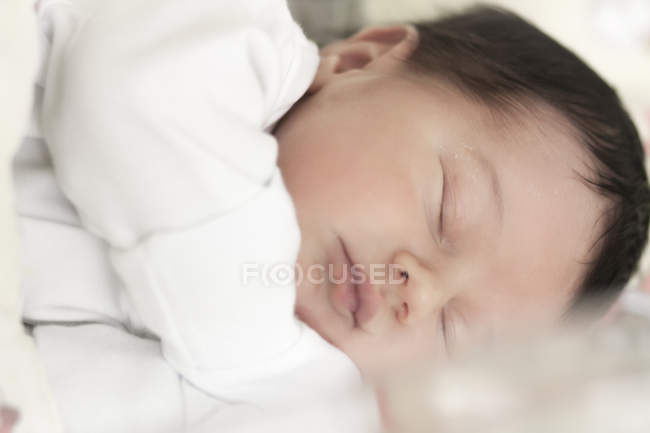 Newborn baby sleeping — Stock Photo